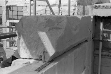 Η λιθόπλινθος 614 του βόρειου τοίχου και γόμφος τιτανίου