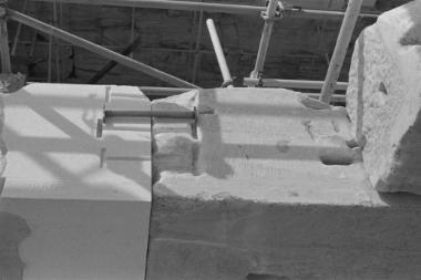 Η λιθόπλινθος 38 του βόρειου τοίχου και σύνδεσμος τιτανίου κατά την ανασυναρμολόγηση