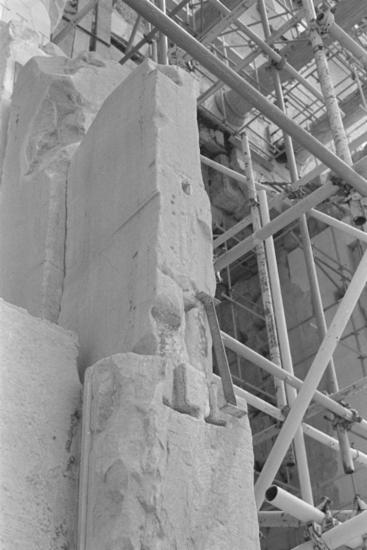 Η λιθόπλινθος 608 του βόρειου τοίχου και σύνδεσμος τιτανίου κατά την ανασυναρμολόγηση