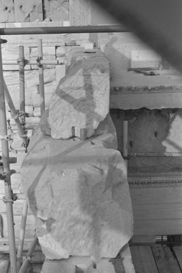 Η λιθόπλινθος 608 του βόρειου τοίχου και γόμφος τιτανίου κατά την ανασυναρμολόγηση
