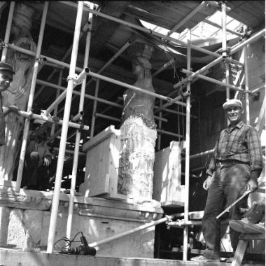 Κατασκευή ξύλινου κιβωτίου της έκτης Καρυάτιδας κατά την προετοιμασία μεταφοράς της