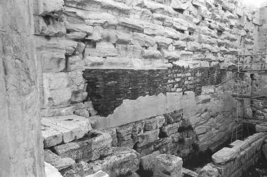 Η εσωτερική πλευρά του νότιου τοίχου πριν από την έναρξη των έργων