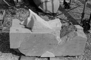 Ο λίθος 41 του νότιου τοίχου κατά τις εργασίες διαμόρφωσης συμπληρώματος από νέο μάρμαρο