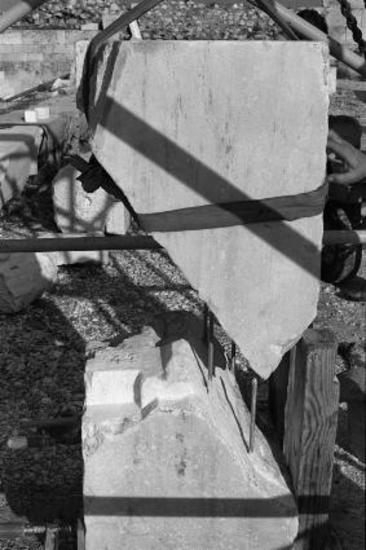 Ανάρτηση του λίθου 41 του νότιου τοίχου κατά τις εργασίες συγκόλλησης με την χρήση ράβδων τιτανίου