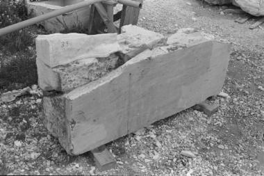 Ο λίθος 39 του νότιου τοίχου κατά τις εργασίες διαμόρφωσης συμπληρώματος από νέο μάρμαρο