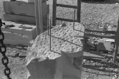 Ο λίθος 43 του νότιου τοίχου κατά τις εργασίες συγκόλλησης με την χρήση ράβδων τιτανίου