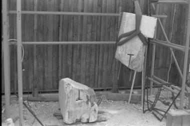 Ανάρτηση του λίθου 43 του νότιου τοίχου κατά τις εργασίες συγκόλλησης με την χρήση ράβδων τιτανίου