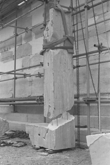 Ανάρτηση του λίθου 31 της νοτιοδυτικής παραστάδας κατά τις εργασίες συγκόλλησης με την χρήση ράβδων τιτανίου