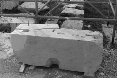 Ο λίθος 86 του νότιου τοίχου κατά τις εργασίες συγκόλλησης συμπληρώματος από νέο μάρμαρο
