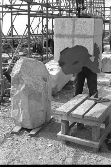 Ο λίθος 68Β του νότιου τοίχου κατά τις εργασίες δοκιμαστικής προσαρμογής συμπληρώματος από νέο μάρμαρο