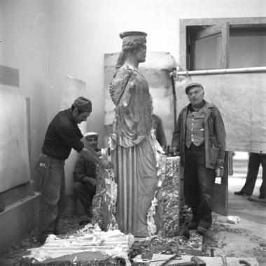 Η έκτη Καρυάτιδα, τοποθετημένη στο παλαιό Μουσείο της Ακρόπολης, κατά τις εργασίες αφαίρεσης του προστατευτικού υλικού που χρησιμοποιήθηκε για τη μεταφορά της