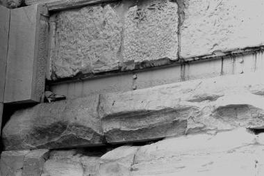 Οι μεταδόκιες πλάκες 610, 611 της οροφής της βόρειας πρόστασης, ο λίθος 609 και ο λίθος επίτοιχου επιστυλίου 790 του βόρειου τοίχου πριν από την έναρξη των έργων
