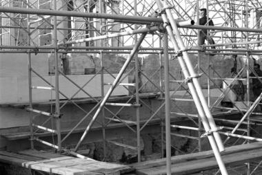 Ο νότιος τοίχος κατά τις εργασίες ανασυναρμολόγησης του ορθοστάτη