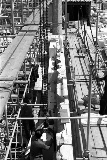 Ο νότιος τοίχος κατά τις εργασίες ανασυναρμολόγησης του ορθοστάτη