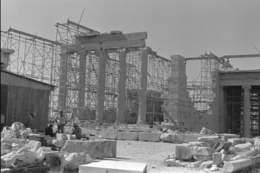 Τα ικριώματα της ανατολικής πρόστασης