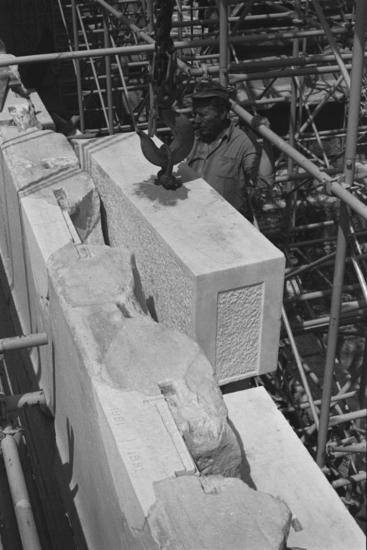 Οι λίθοι ορθοστάτη 174, 173 του νότιου τοίχου κατά τις εργασίες τοποθέτησης αντιθημάτων από νέο μάρμαρο