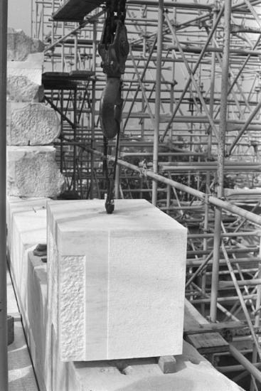 Χρήση λύκου για την τοποθέτηση αντιθήματος από νέο μάρμαρο του λίθου ορθοστάτη 172 του νότιου τοίχου