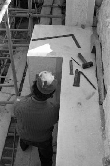 Οι λίθοι ορθοστάτη 172, 173 του νότιου τοίχου κατά τις εργασίες τοποθέτησης αντιθημάτων
