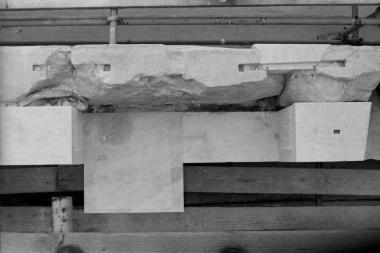 Ο λίθος ορθοστάτη 172 του νότιου τοίχου και αντίθημα του από νέο μάρμαρο κατά τις εργασίες ανασυναρμολόγησης