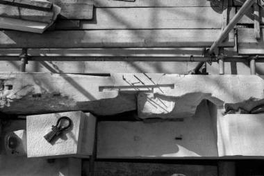 Οι λίθοι ορθοστάτη 171, 172 του νότιου τοίχου κατά τις εργασίες τοποθέτησης αντιθημάτων