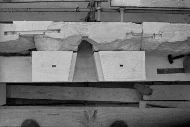 Ο λίθος ορθοστάτη 171 του νότιου τοίχου και αντίθημα του από νέο μάρμαρο κατά τις εργασίες ανασυναρμολόγησης