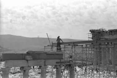 Η εσωτερική πλευρά του θριγκού της ανατολικής πρόστασης κατά την διάρκεια των έργων