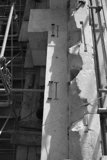 Οι λίθοι ορθοστάτη 171, 172 του νότιου τοίχου κατά τις εργασίες τοποθέτησης αντιθημάτων από νέο μάρμαρο