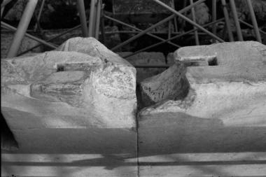 Οι λίθοι ορθοστάτη 171, 172 του νότιου τοίχου κατά τις εργασίες καθαρισμού