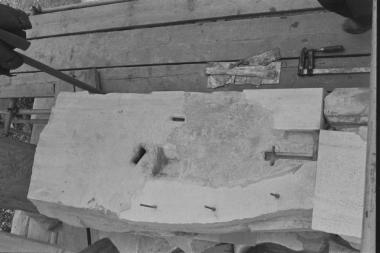 Ο λίθος 149 του νότιου τοίχου κατά τις εργασίες συγκόλλησης συμπληρώματος από νέο μάρμαρο