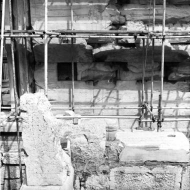 Τμήμα του βόρειου τοίχου μεταξύ της δέκατης τέταρτης και δέκατης έβδομης σειράς
