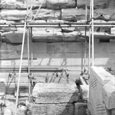 Άποψη της εσωτερικής πλευράς του βόρειου τοίχου στη συμβολή με τον εσωτερικό ανατολικό εγκάρσιο τοίχο
