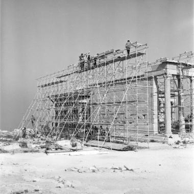 Εγκατάσταση των φερόντων ικριωμάτων της γερανογέφυρας του νότιου τοίχου